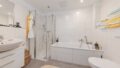 Badezimmer mit Dusche und Wanne