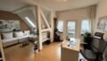 Wohnzimmer mit Zugang zum Balkon