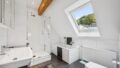 Modernes Elternbad mit Dusche und Wanne