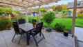 Terrasse hinter dem Haus