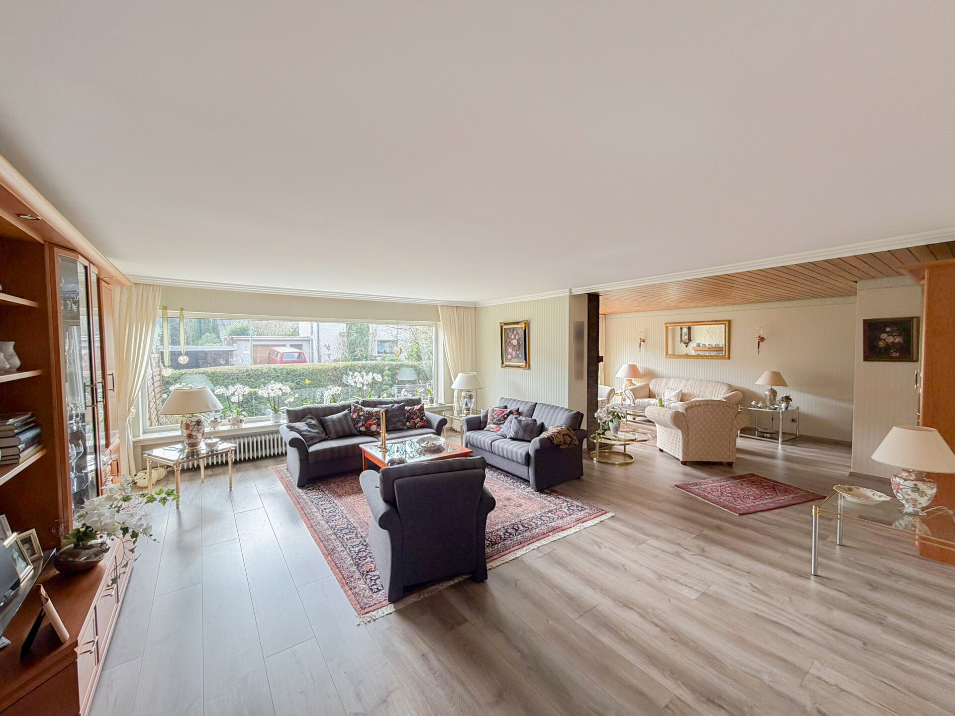großes Wohnzimmer (EG)