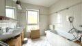 Bad mit Wanne und Dusche im Obergeschowsws