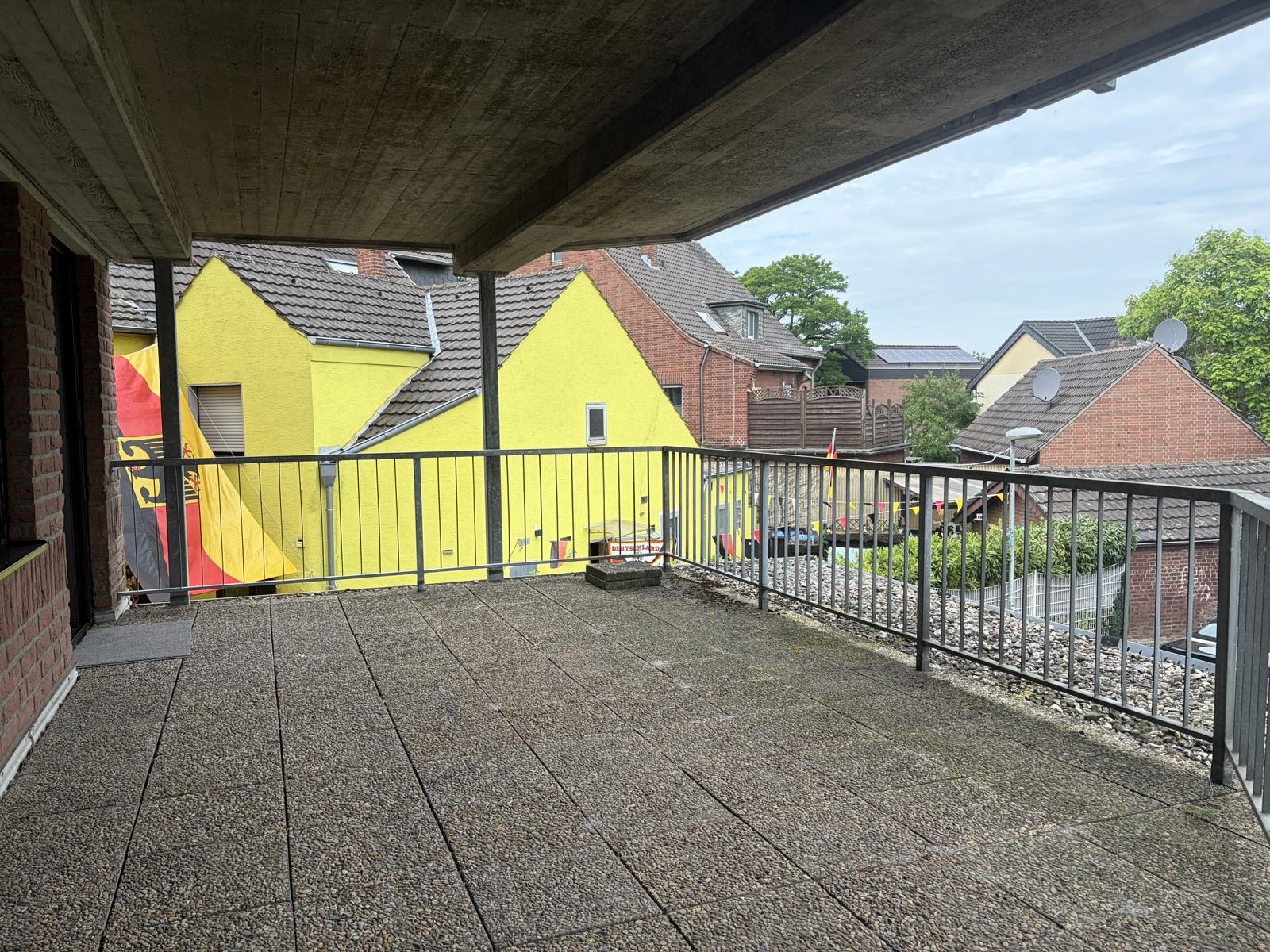 ... ca. 26 m² großer Terrasse