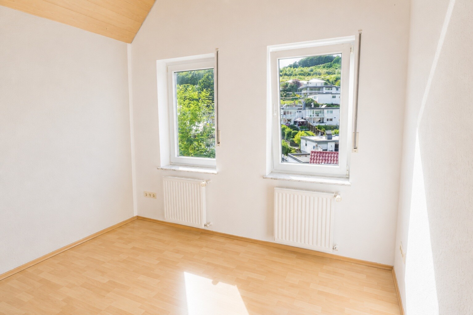 Zweites Schlaf-/Arbeitszimmer im DG (Foto I)