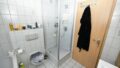 Dusch-/Wannenbad im Dachgeschoss mit Blick auf die Dusche