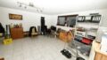 tagesbelichteter Hobby- oder Fitnessraum im Keller