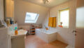 Tageslichtbad mit Wanne