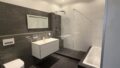 Modernes Badezimmer in der Ebene 4