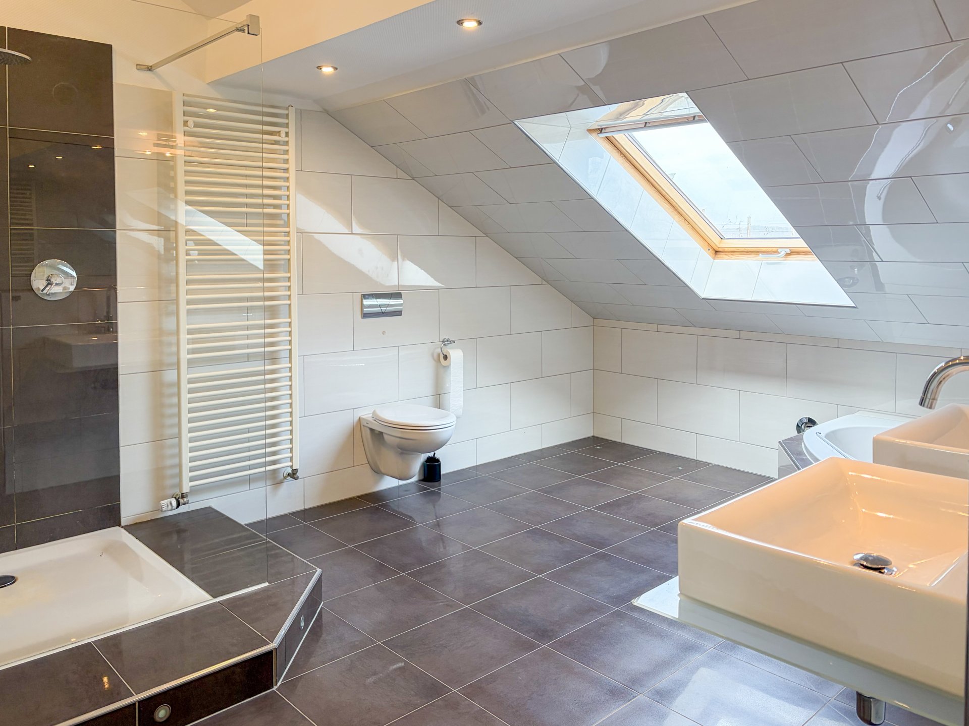 großzügies Badezimmer