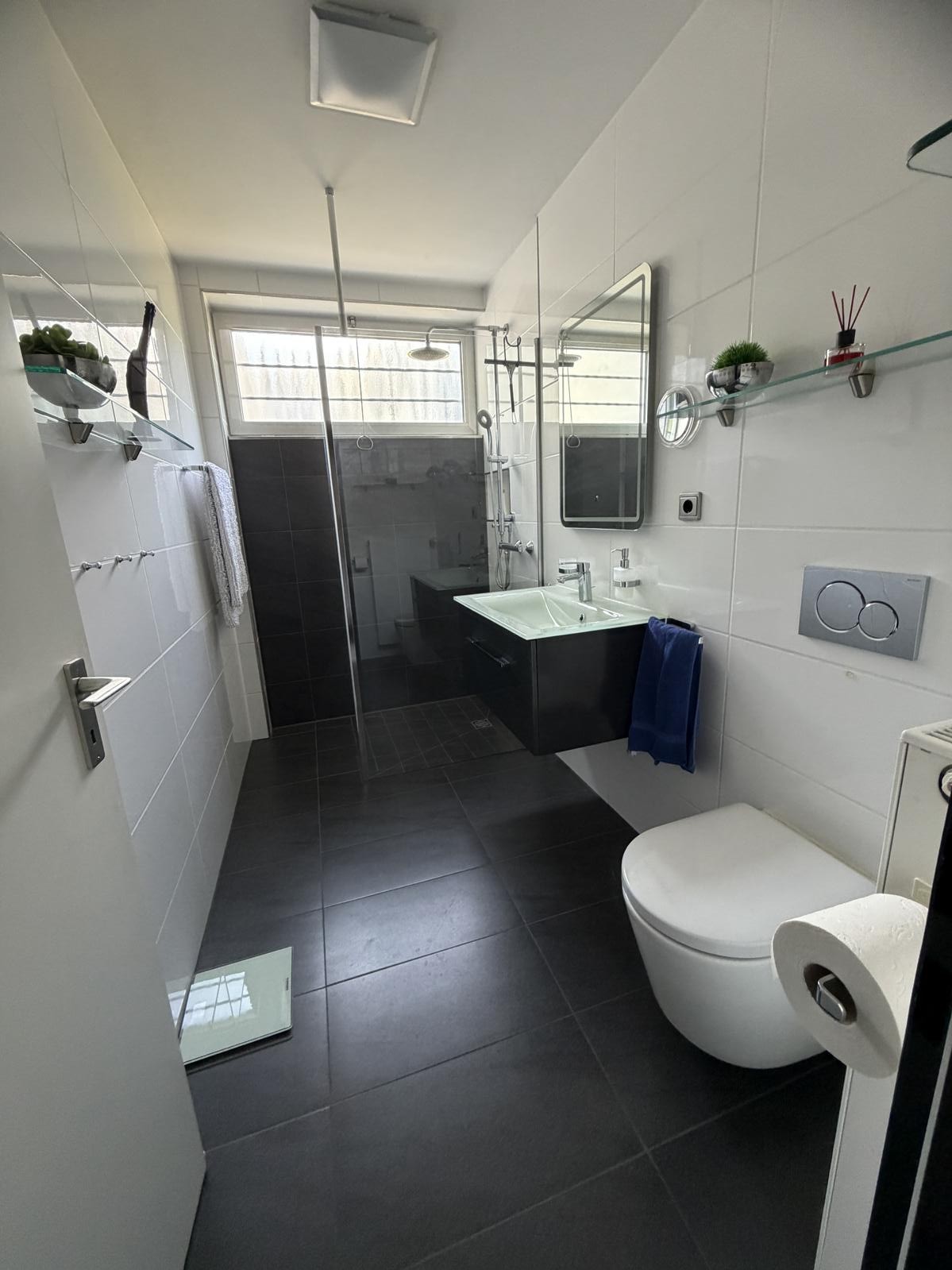 Zwei Kinder-/Gästebäder + G-WC