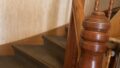 Holztreppe zum Obergeschoss