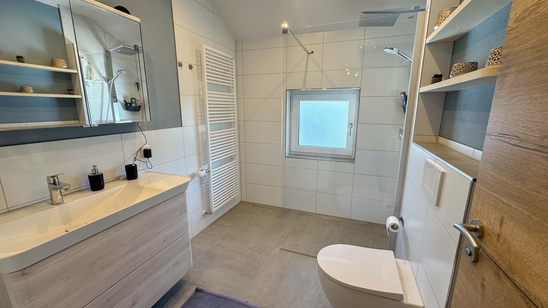 Tageslichtbad mit Dusche und WC OG