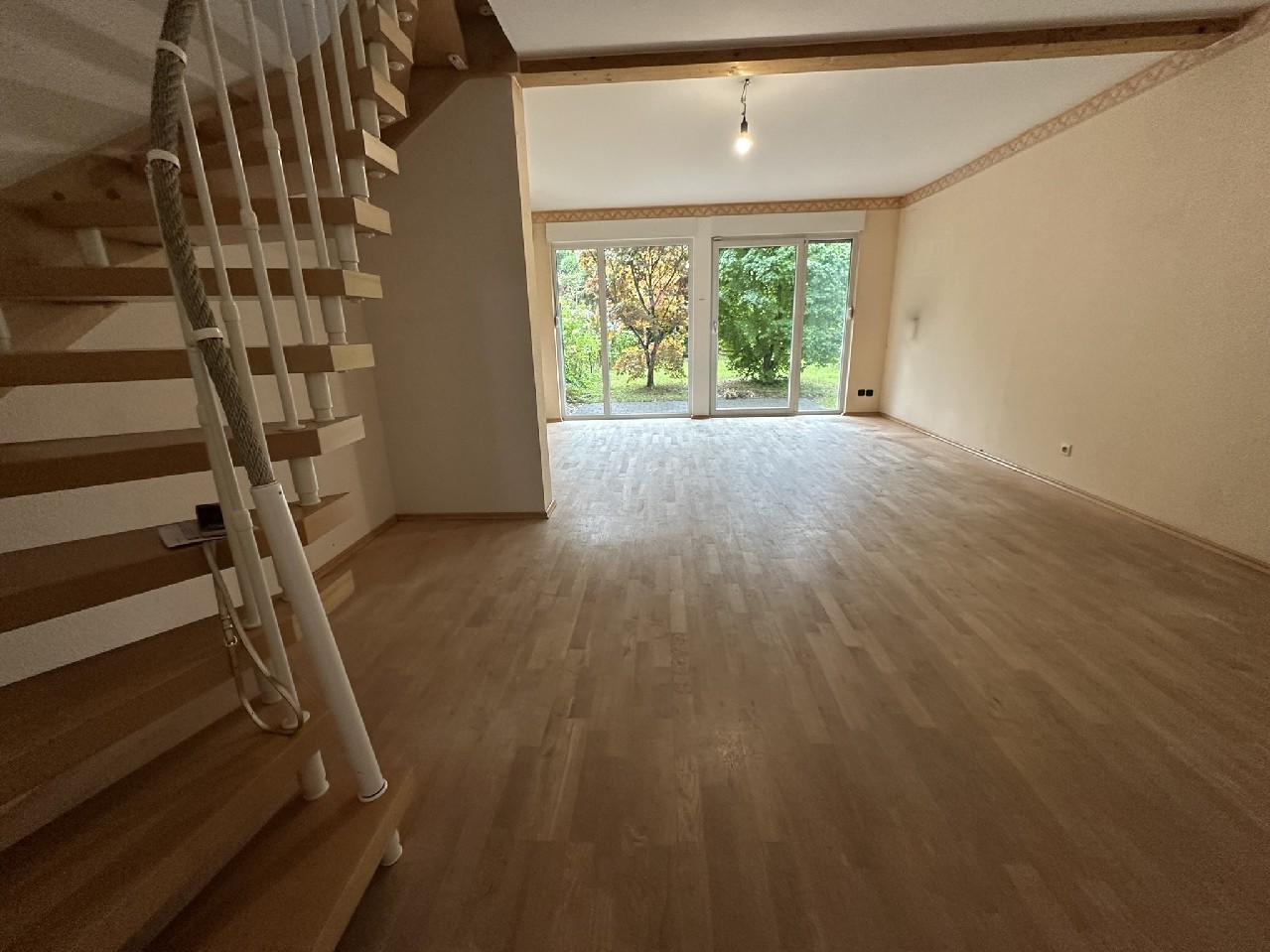 Wohnbereich mit Ausblick in den Garten