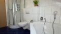 ...und Dusche 