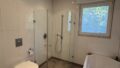 ... mit Dusche und Badewanne
