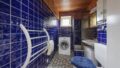 Badezimmer mit Dusche und Waschmaschienenanschluss