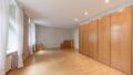 geräumiges Schlafzimmer mit Badezimmer