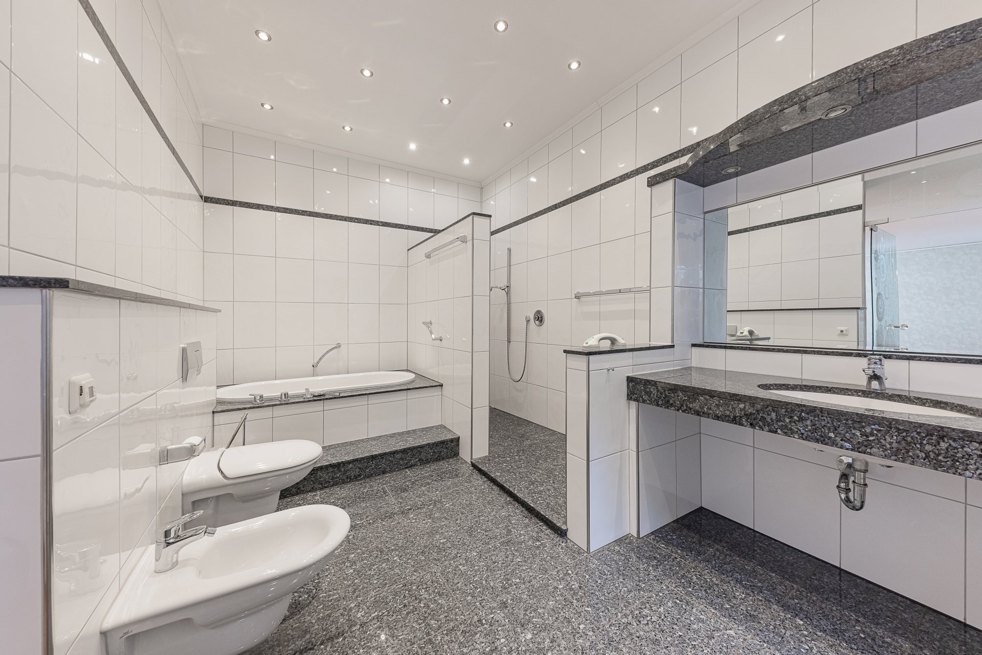Tageslichtbad mit Dusche und Wanne
