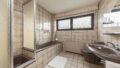 Tageslichtbad mit Dusche und Wanne