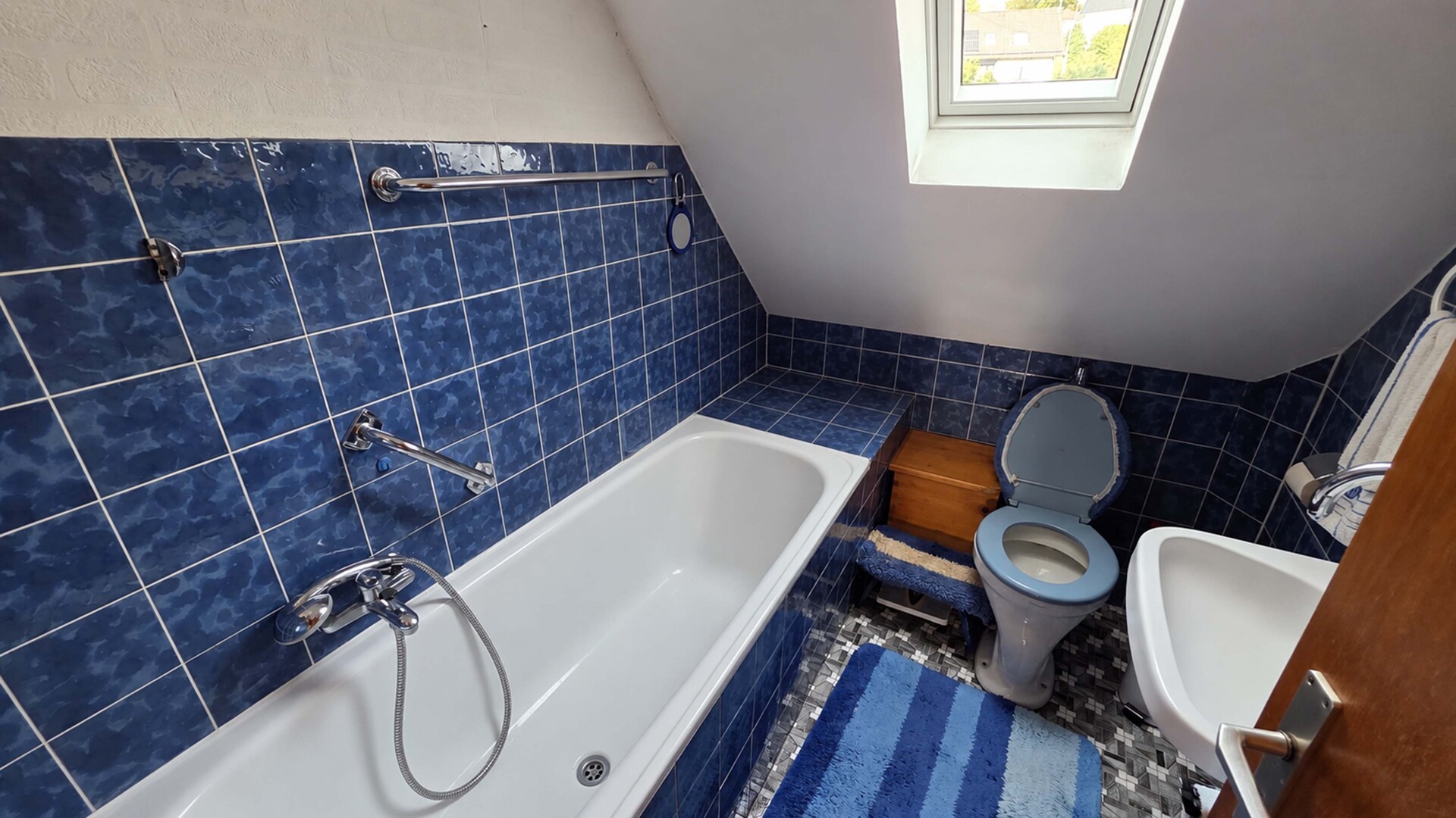 Badezimmer (DG)